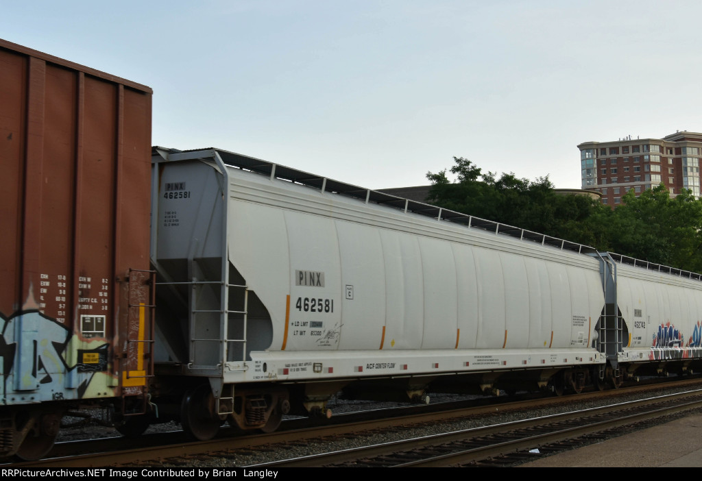 462581